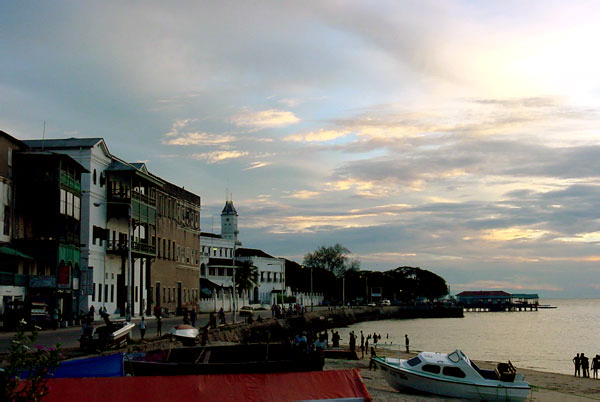 Vista de la costa de Stone Town desde el Mercury Bar