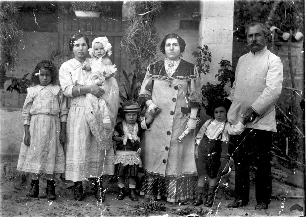 Canoabo 1917. Del archivo de fotos en vicentegerbasi.net. El padre del poeta a la derecha en la foto.