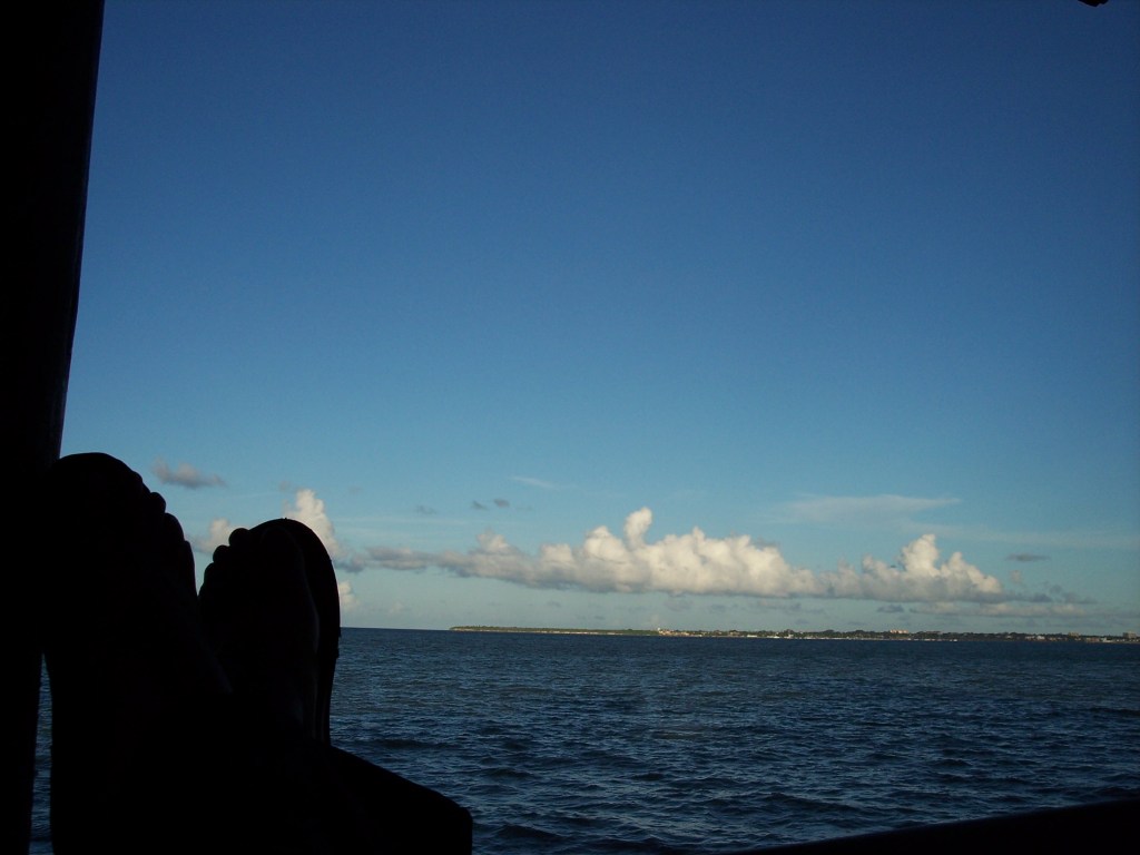 reposand una tarde en Dar es Salam luego de un día de trabajo