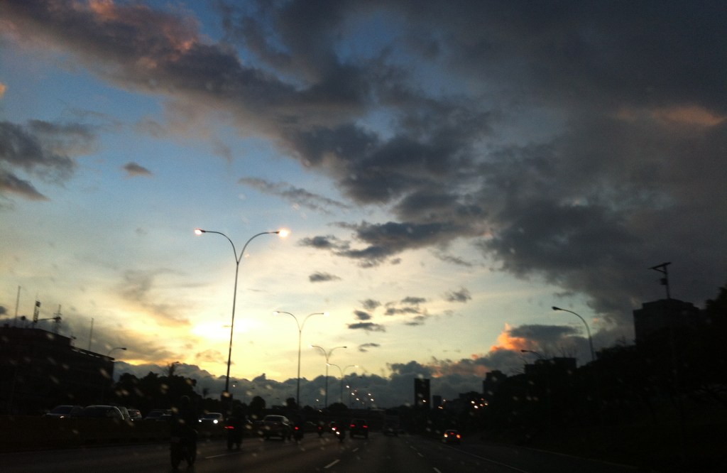 En la Autopista Francisco Fajardo un atardecer en Caracas