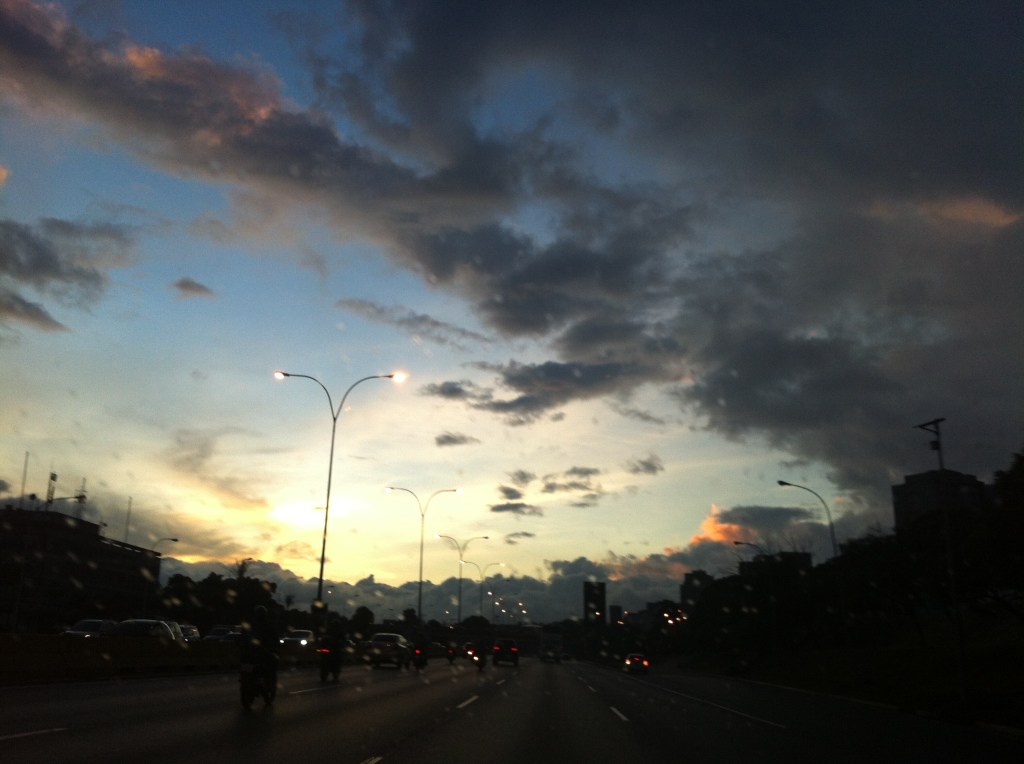 En la Autopista Francisco Fajardo un atardecer en Caracas